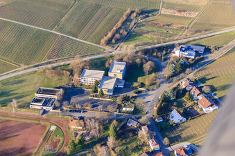 Grundschule Kleine Kalmit und Stadion in Ilbesheim bei Landau im Bundesland Rheinland-Pfalz, Deutschland vom Flugzeug aus