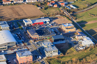 Industriegebiet Ottoh-Hahn-Straße mit Citroen Landau : Fischer Kraftfahrzeuge GmbH, DAS FUTTERHAUS - Landau und Hammer-Services im Ortsteil Queichheim in Landau in der Pfalz im Bundesland Rheinland-Pfalz, Deutschland