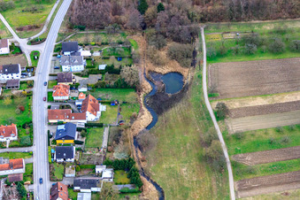 Verlauf der Altmurg hinter den Häusern in Steinmauern im Bundesland Baden-Württemberg, Deutschland