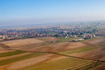 Seebach im Bundesland Bas-Rhin, Frankreich von der Drohne aus gesehen