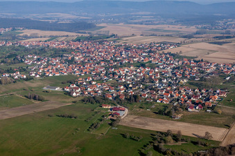 Luftaufnahme von Dorf - Ansicht am Rande von landwirtschaftlichen Feldern und Nutzflächen in Surbourg in Grand Est im Bundesland Bas-Rhin, Frankreich