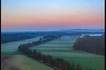 Otterbachniederung im Morgendunst in Kandel im Bundesland Rheinland-Pfalz, Deutschland