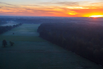 Otterbachniederung im Morgendunst bei Sonnenaufgang in Kandel im Bundesland Rheinland-Pfalz, Deutschland