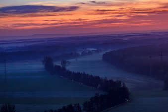 Luftbild von Otterbachniederung im Morgendunst bei Sonnenaufgang in Kandel im Bundesland Rheinland-Pfalz, Deutschland