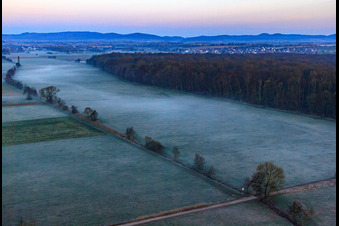 Schrägluftbild von Otterbachniederung im Morgendunst in Freckenfeld im Bundesland Rheinland-Pfalz, Deutschland