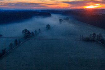 Otterbachniederung im Morgendunst bei Sonnenaufgang in Minfeld im Bundesland Rheinland-Pfalz, Deutschland