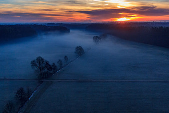 Luftaufnahme von Otterbachniederung im Morgendunst bei Sonnenaufgang in Minfeld im Bundesland Rheinland-Pfalz, Deutschland