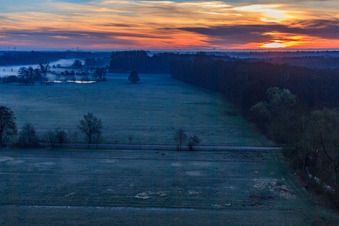 Otterbachniederung im Morgendunst bei Sonnenaufgang in Minfeld im Bundesland Rheinland-Pfalz, Deutschland von oben