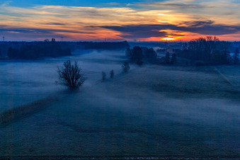 Otterbachniederung im Morgendunst bei Sonnenaufgang in Minfeld im Bundesland Rheinland-Pfalz, Deutschland aus der Vogelperspektive