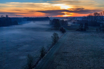 Otterbachniederung im Morgendunst bei Sonnenaufgang in Minfeld im Bundesland Rheinland-Pfalz, Deutschland aus der Luft betrachtet