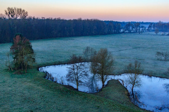Biotop in der Otterbachniederung im Morgendunst in Minfeld im Bundesland Rheinland-Pfalz, Deutschland vom Flugzeug aus