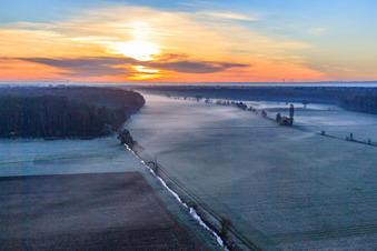 Bruchbach in der Otterbachniederung im Morgendunst bei Sonnenaufgang in Freckenfeld im Bundesland Rheinland-Pfalz, Deutschland