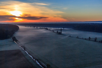 Luftbild von Bruchbach in der Otterbachniederung im Morgendunst bei Sonnenaufgang in Freckenfeld im Bundesland Rheinland-Pfalz, Deutschland