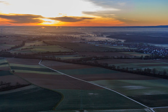 Luftbild von Bahnlinie nach Weissenburg bei Sonnenaufgang in Freckenfeld im Bundesland Rheinland-Pfalz, Deutschland