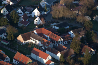 Luftaufnahme von Weinstube Vogler im Ortsteil Heuchelheim in Heuchelheim-Klingen im Bundesland Rheinland-Pfalz, Deutschland