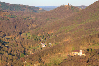 Blick vom Sonnenberg bis zum Trifels am Morgen in Leinsweiler im Bundesland Rheinland-Pfalz, Deutschland