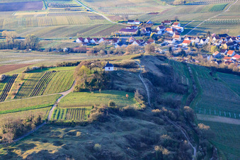 Kleine Kalmit und Kappelle im Winter aus Norden im Ortsteil Arzheim in Landau in der Pfalz im Bundesland Rheinland-Pfalz, Deutschland