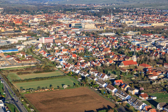 Schrägluftbild von Breiter Weg im Ortsteil Queichheim in Landau in der Pfalz im Bundesland Rheinland-Pfalz, Deutschland