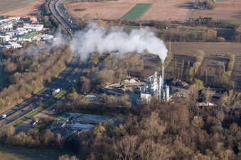 Gebäude und Produktionshallen auf dem Werksgelände Asphaltmischwerk Landau Juchem KG in Landau in der Pfalz im Bundesland Rheinland-Pfalz, Deutschland