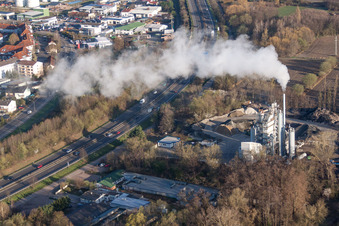 Luftbild von Gebäude und Produktionshallen auf dem Werksgelände Asphaltmischwerk Landau Juchem KG in Landau in der Pfalz im Bundesland Rheinland-Pfalz, Deutschland