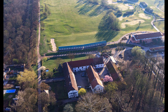 Clubhaus der Golfanlage Landgut Dreihof - GOLF absolute am Morgen in Essingen im Bundesland Rheinland-Pfalz, Deutschland