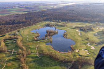 Golfanlage Landgut Dreihof - GOLF absolute am Morgen in Essingen im Bundesland Rheinland-Pfalz, Deutschland vom Flugzeug aus
