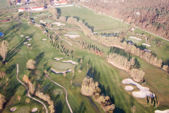 Gelände des Golfplatz Golfanlage Landgut Dreihof in Essingen im Bundesland Rheinland-Pfalz, Deutschland von oben gesehen