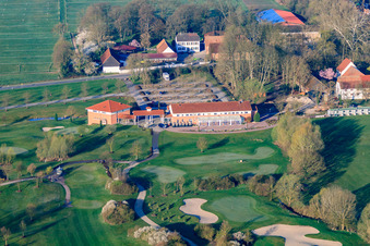 Luftaufnahme von Clubhaus der Golfanlage Landgut Dreihof - GOLF absolute am Morgen in Essingen im Bundesland Rheinland-Pfalz, Deutschland