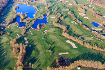 Schrägluftbild von Golfanlage Landgut Dreihof - GOLF absolute am Morgen in Essingen im Bundesland Rheinland-Pfalz, Deutschland