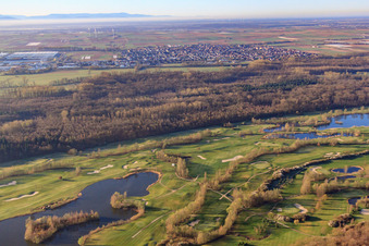 Golfanlage Landgut Dreihof - GOLF absolute am Morgen in Essingen im Bundesland Rheinland-Pfalz, Deutschland von einer Drohne aus