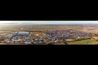 Stadtpanorama im Frühjahr aus Norden in Offenbach an der Queich im Bundesland Rheinland-Pfalz, Deutschland