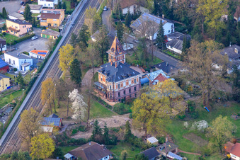 Parkring mit Villa der Gebr. Kuhn Baustoffhandelsgesellschaft mbH in Jockgrim im Bundesland Rheinland-Pfalz, Deutschland