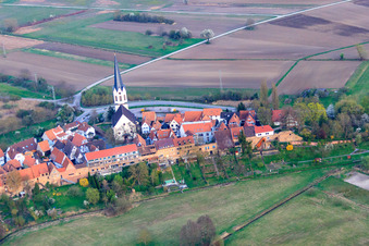 Luftbild von Kirche St. Dionysius an der Stadtmauer Hinterstädtel in Jockgrim im Bundesland Rheinland-Pfalz, Deutschland