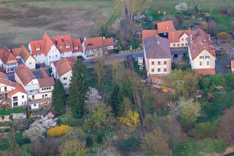 Schrägluftbild von Ludwigstraße von Westen in Jockgrim im Bundesland Rheinland-Pfalz, Deutschland