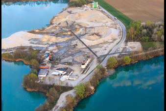 Am Kieswerk mit Holcim Kies und Beton GmbH in Rheinzabern im Bundesland Rheinland-Pfalz, Deutschland