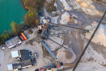 Schrägluftbild von Am Kieswerk mit Holcim Kies und Beton GmbH in Rheinzabern im Bundesland Rheinland-Pfalz, Deutschland