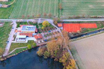 Hugo-Dörrler-Halle und Tennisplatz des TC 1983 e.V. Leimersheim am Schöpfwerk Leimersheim im Bundesland Rheinland-Pfalz, Deutschland