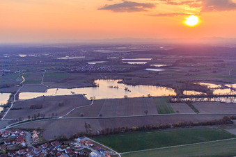 Sonnenuntergang am Baggersee in Leimersheim im Bundesland Rheinland-Pfalz, Deutschland