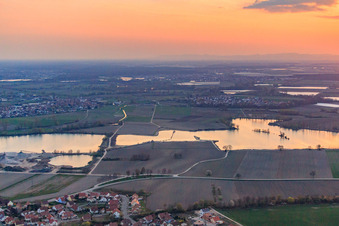 Luftbild von Sonnenuntergang am Baggersee in Leimersheim im Bundesland Rheinland-Pfalz, Deutschland