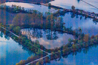 Ehemalige Baggerweiher am Kieswerk Wolf in Leimersheim im Bundesland Rheinland-Pfalz, Deutschland