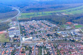 Lauterburger Straße und Bahnübergant in Kandel im Bundesland Rheinland-Pfalz, Deutschland