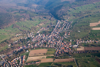 Lembach im Bundesland Bas-Rhin, Frankreich von der Drohne aus gesehen