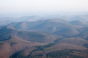Drohnenaufname von Nehwiller-près-Wœrth im Bundesland Bas-Rhin, Frankreich