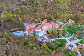 Luftbild von Schulgebäude des Internat Hermann-Lietz-Schule im Thüringer Wald im Ortsteil Haubinda in Westhausen im Bundesland Thüringen, Deutschland