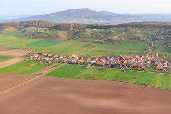 Dorfansicht aus Süden vor der Schlechtsarter Schweiz im Bundesland Thüringen, Deutschland