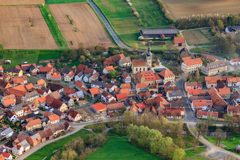Burg Burggut Höchheim und Michaeliskirche im Bundesland Bayern, Deutschland