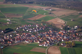 Dorf - Ansicht am Rande von landwirtschaftlichen Feldern und Nutzflächen in Wargolshausen in Hollstadt im Bundesland Bayern, Deutschland