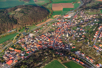 Luftbild von Dorfansicht aus Osten an der fränkischen Saale in Hollstadt im Bundesland Bayern, Deutschland