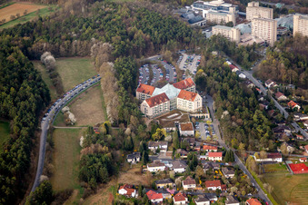 Klinikgelände des Krankenhauses Neurologische Klinik Bad Neustadt an der Saale in Bad Neustadt an der Saale im Ortsteil Herschfeld im Bundesland Bayern, Deutschland