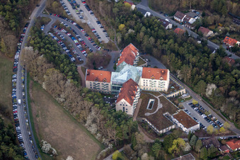 Schrägluftbild von Klinikgelände des Krankenhauses Neurologische Klinik Bad Neustadt an der Saale in Bad Neustadt an der Saale im Ortsteil Herschfeld im Bundesland Bayern, Deutschland